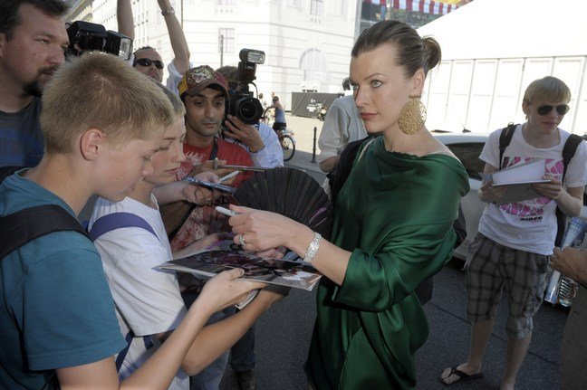 milla jovovich, green dress, gold earrings