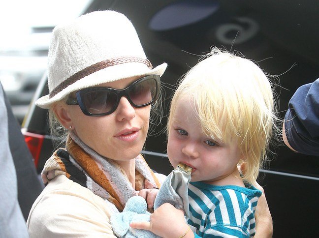 Naomi Watts, black sunglasses, tan fedora, scarf