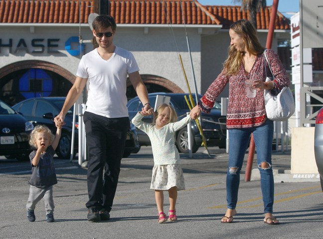 Tobey Maguire, white tshirt, black pants, Jennifer Meyer