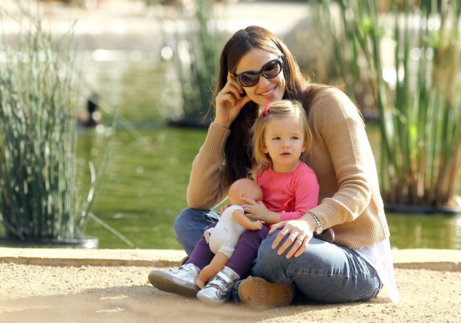 Jennifer Garner, tan sweater, sunglasses, jeans, tennis shoes