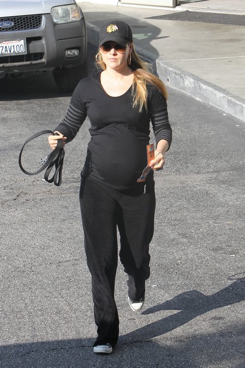 Ali Larter, black hat, sunglasses, black shirt, black pants