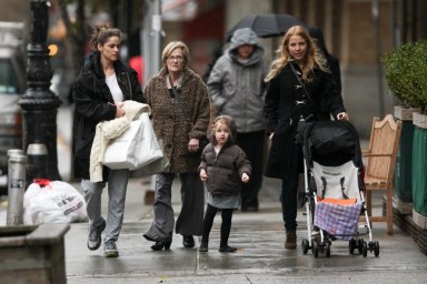 Amanda Peet black jacket, gray yoga pants, althetic shoes