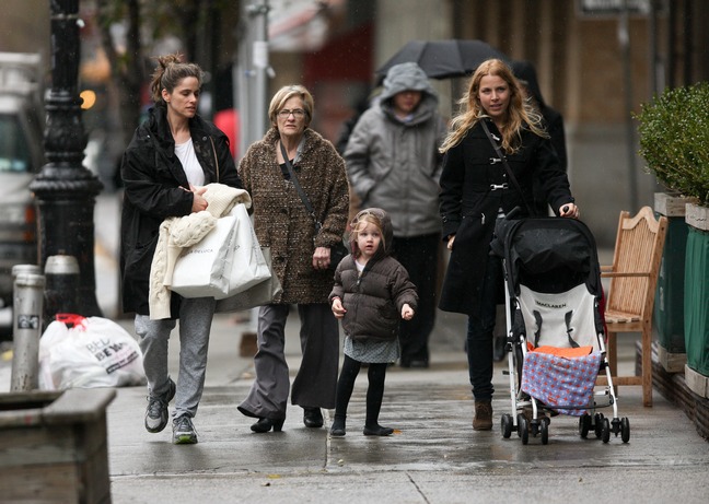 Amanda Peet black jacket, gray yoga pants, althetic shoes