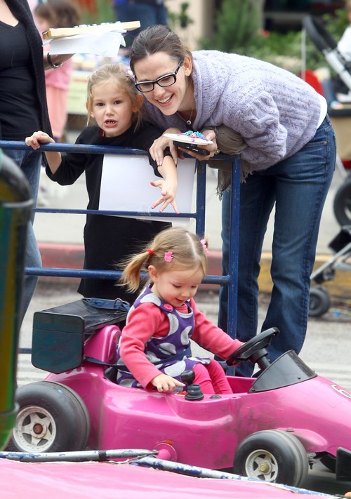 jennifer garner, gray sweater, jeans, glasses