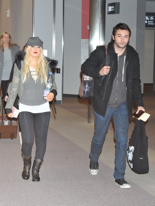 christina aguilera, gray sweatshirt,, gray hat, boots, black leggings, matt rutler