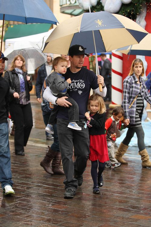 Mark Wahlberg, black jeans, black boots, black tshirt