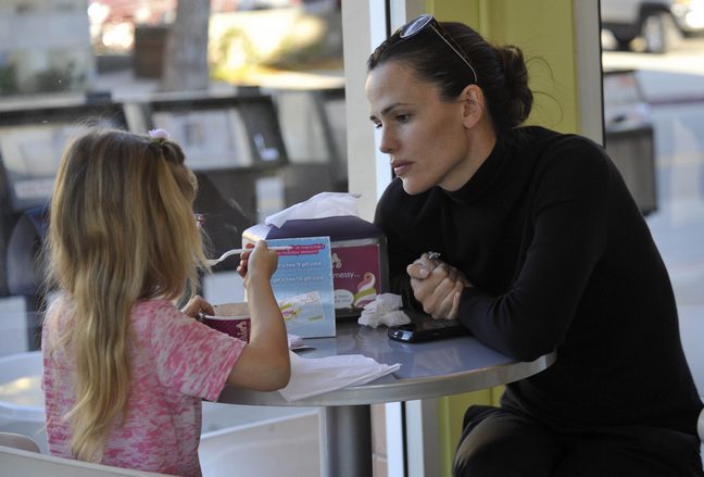 jennifer garner, black shirt, black pants