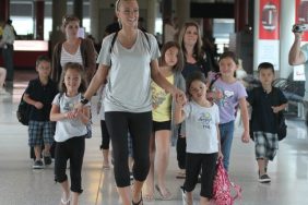 Kate Gosselin, black capri pants, black flipflops, tshirt