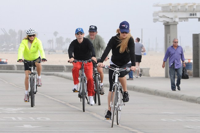 Kate Hudson, bike helmet, black top, black bike shorts