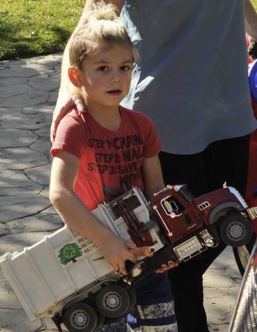 Kingston Rossdale, tshirt, toy truck