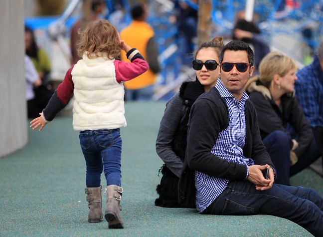 Jessica alba, dark coat, sunglasses