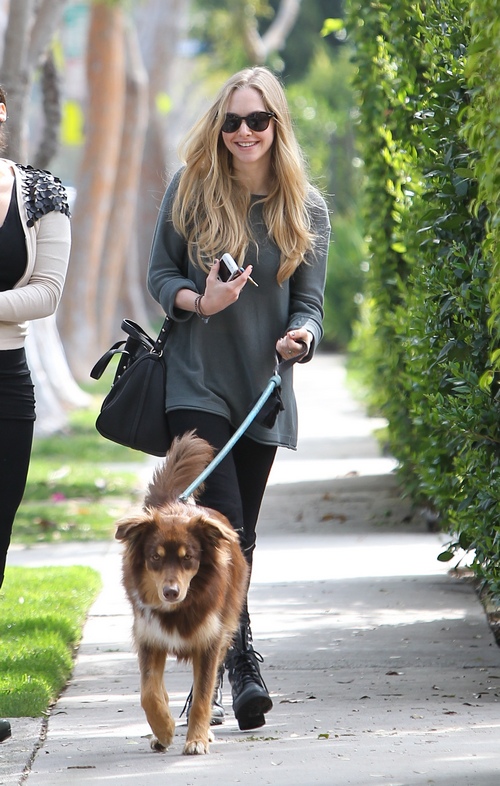 Amanda Seyfried, gray top, black leggings