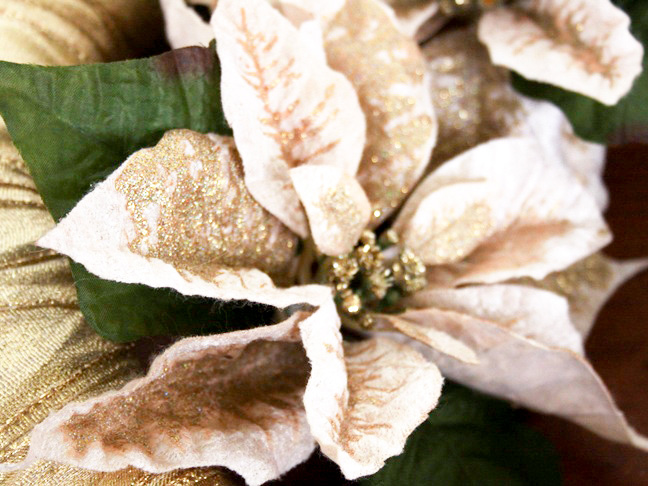 gold_poinsettia_ribbon_wreath_step_9