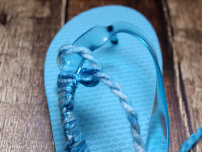 yarn flip flop decorating idea step 1