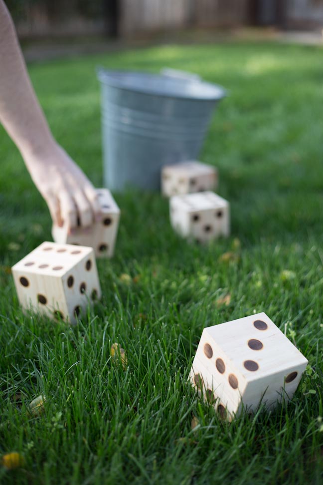 dice-lawn-yahtzee-bucket-hand