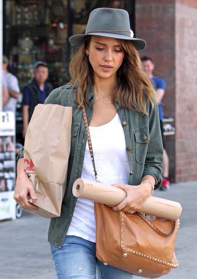 jessica-alba-wearing-blue-hat