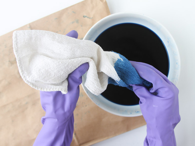 Step 3 // Remove excess dye with rubber gloves