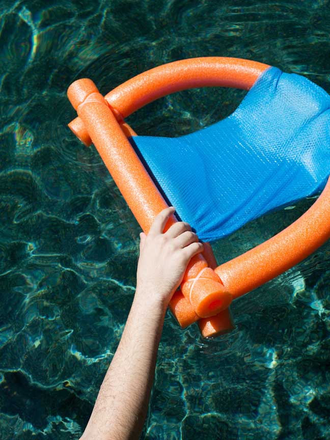 pool-noodle-float-hand