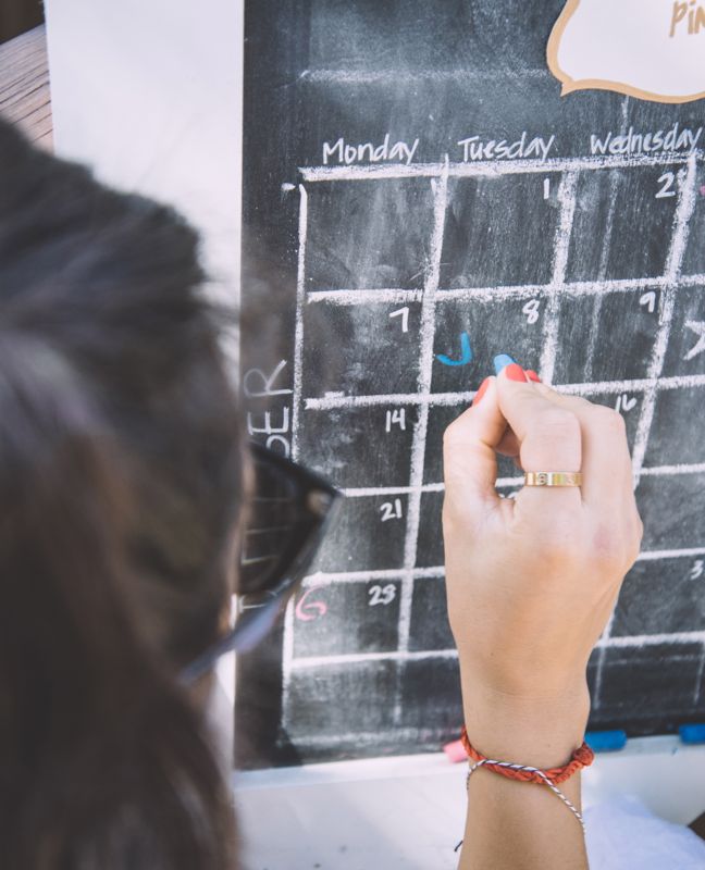 calendar-baby-shower-due-date-chalkboard-diy-pink-blue-chalk