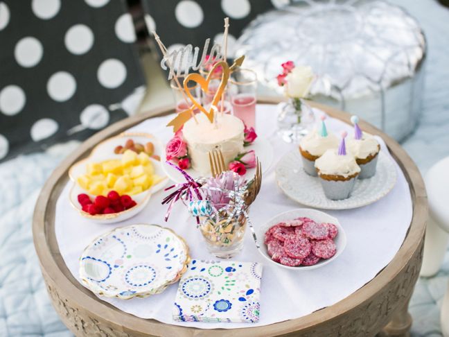 birthday-cupcakes-party-gold-heart-cake-flowers