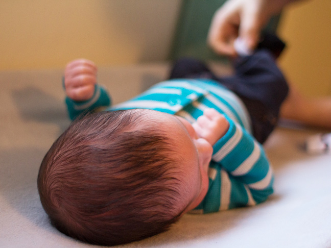 newborn-head-changing-table