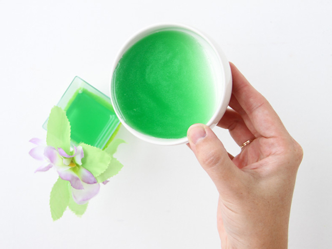 pour-jello-into-cup