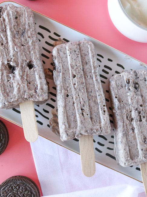 Healthier Popsicle Recipe: Cookies & Cream Yogurt Pops