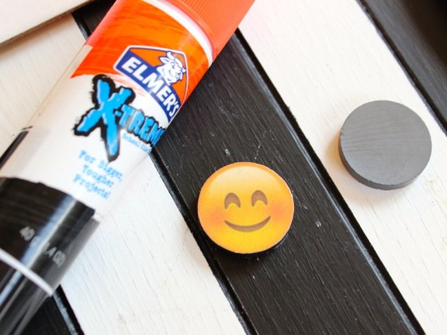 emoji-smiley-face-with-elmers-glue