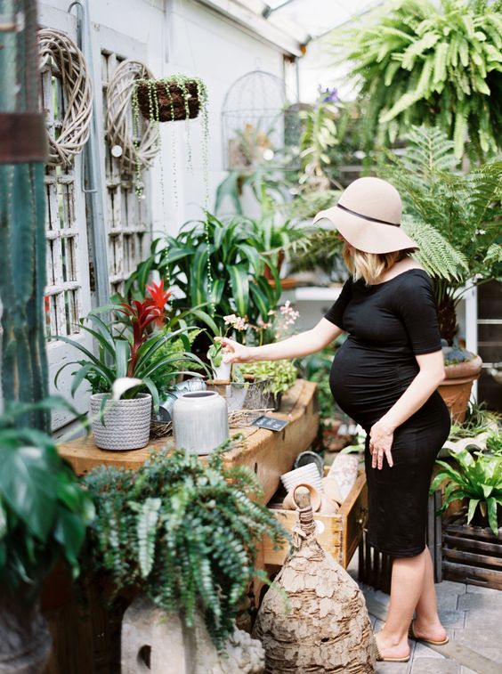 Botanical Maternity Photo Idea