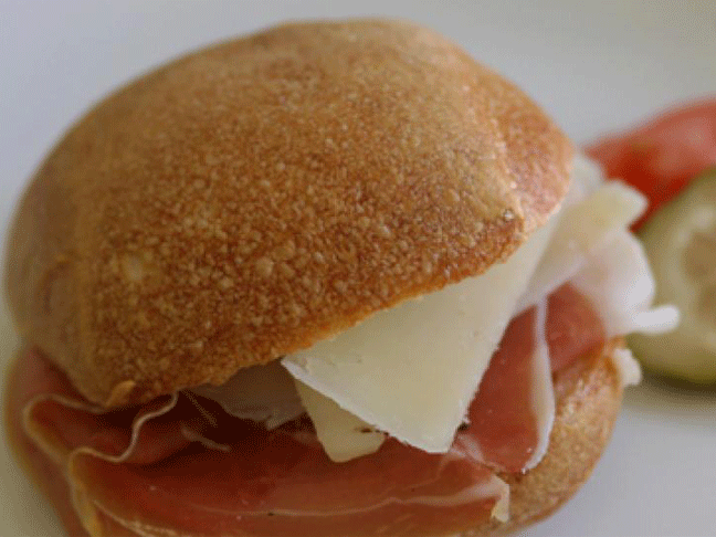 Bocadillo de Jamon Serrano y Manchego